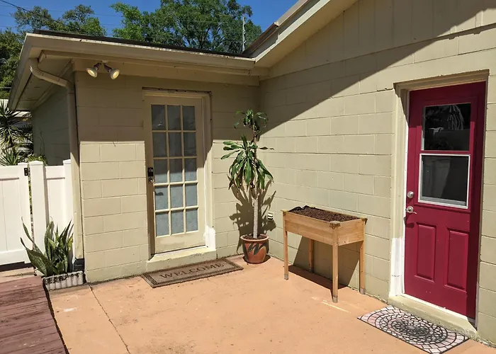 Private Access Suite In Family Home